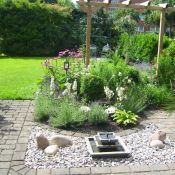 Terrasse mit Wasserspiel und Pergola